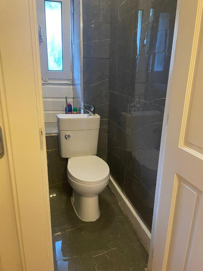 Spacious Near With Smart Tv * Londra