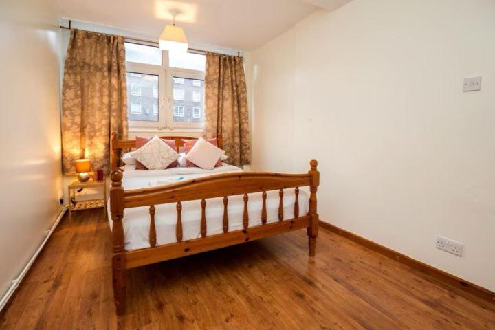 Spacious Near With Smart Tv Londra